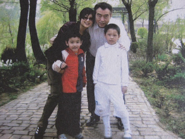 陈凯歌陈红一家四口全家福,陈红是演艺圈的一大美女,至今依然美貌不减