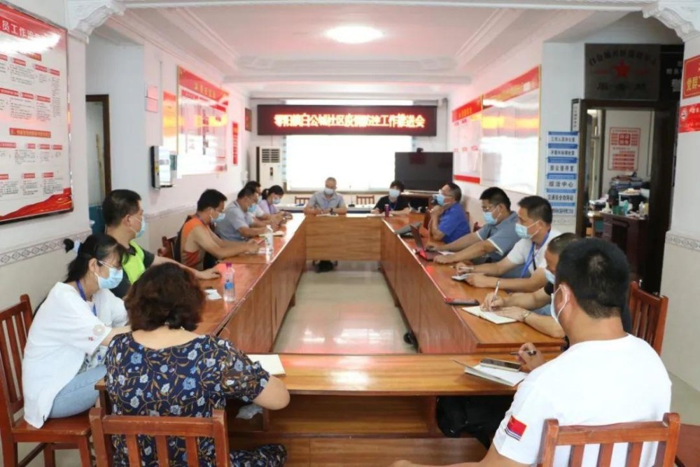 8月10日,慈利县纪委副书记,监委副主任许小武一行来到白公城社区调研
