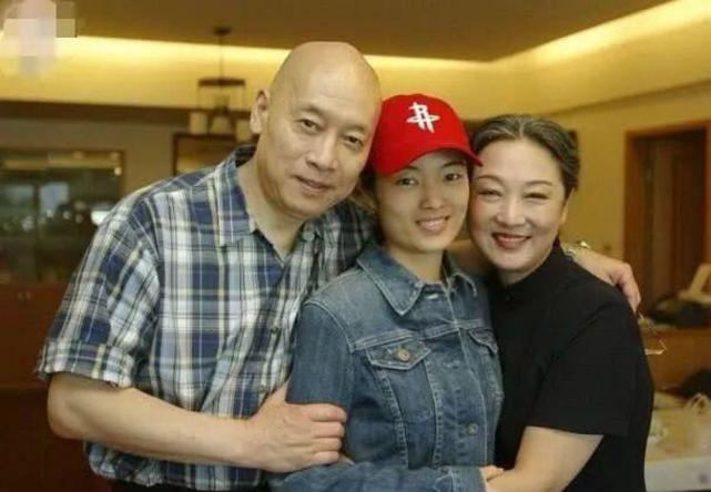 一家三口郑佩佩在结婚20周年的时候,向老公原文提出离婚,这些年她备受