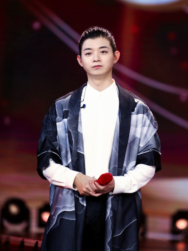 王萌继续重锤霍尊,被指蹭热度,网友:这是糊咖霍尊最火的一次!