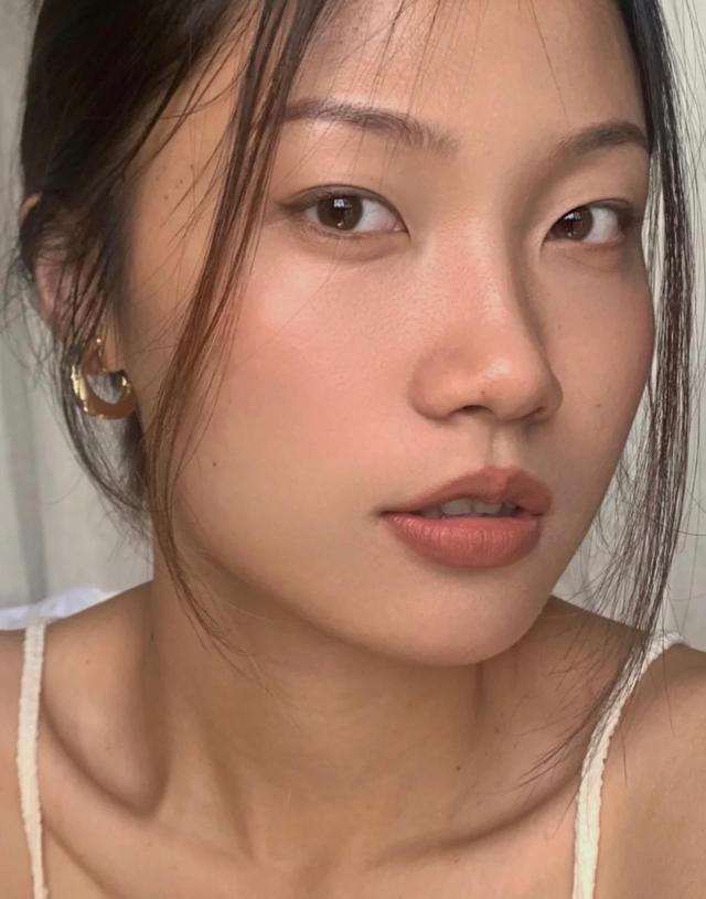 黄黑皮经常"肤色焦虑"?别再营造白皮审美,这样打扮明明很好看
