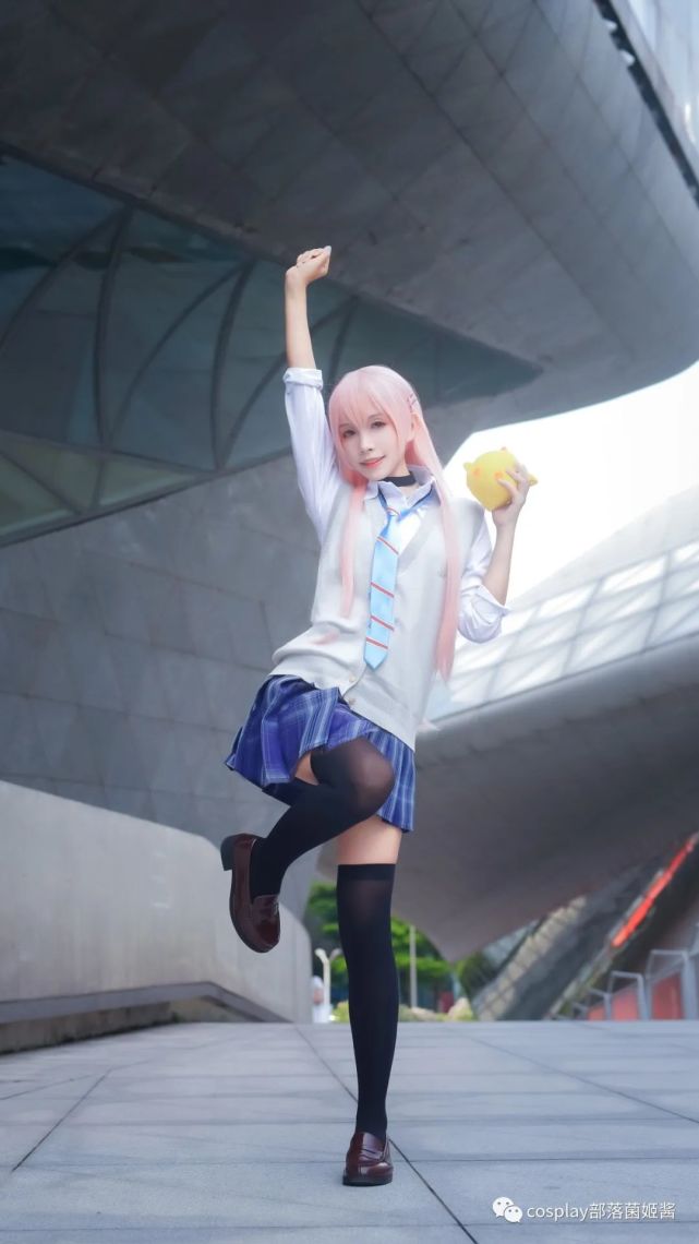 cos:孟菲斯换装课间的微风cos正片@薇薇