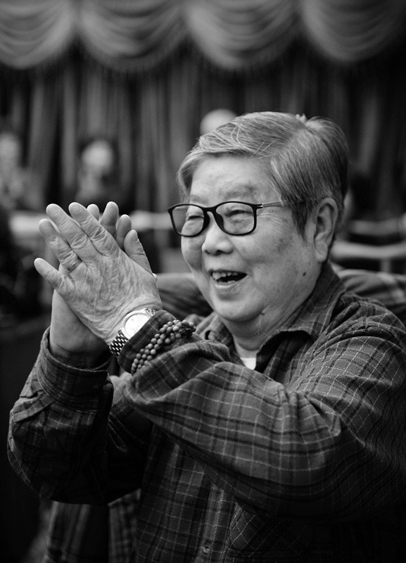 87岁李鸣岩太君辞世她是著名老旦是草根艺术家也是柔弱的母亲