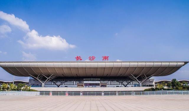 长沙8号线还会经过长沙汽车东站,该汽车站每天都有发往各省市的汽车