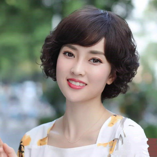 50-60岁的女士依然优雅,几款好看的短发造型,修饰脸型更大方