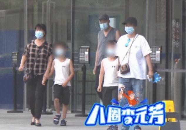 42岁郝蕾带儿子给家人庆生，穿着朴素似路人，疑似与男友同居？