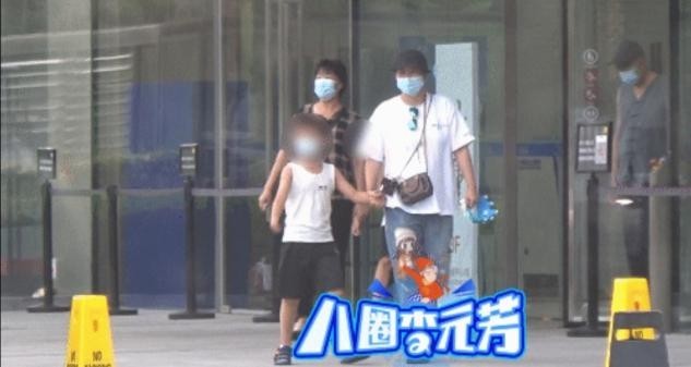 42岁郝蕾带儿子给家人庆生，穿着朴素似路人，疑似与男友同居？