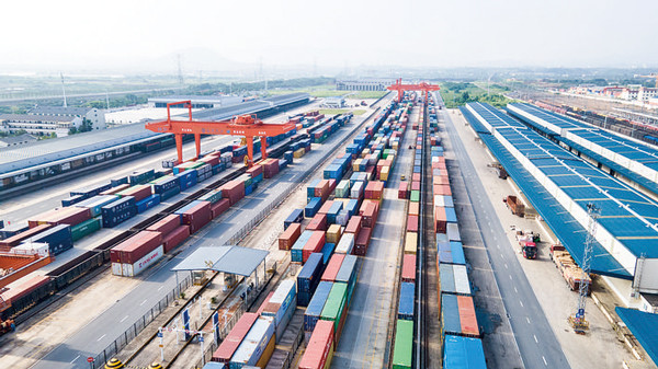 铁路货场作业忙