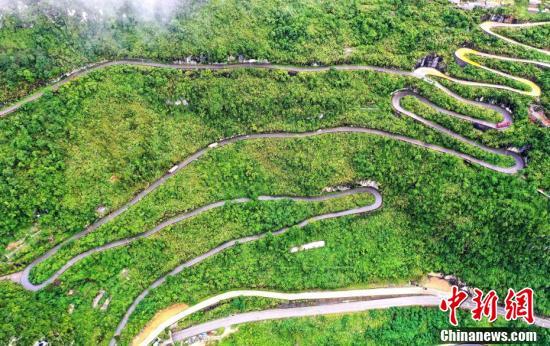 廣西鳳山群山峻嶺修天路