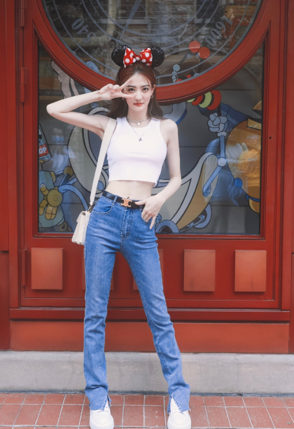 徐璐又美出国际范,穿抹胸花朵裙现身,高贵浪漫宛如小公主