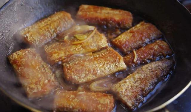 煎帶魚,千萬別再用澱粉!大廚用它掛漿,外酥裡嫩不粘鍋,沒腥味