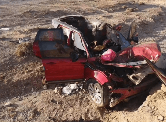 两头骆驼的尸体侧卧在公路的一侧,是被撞飞到这个位置,还是事发之后被