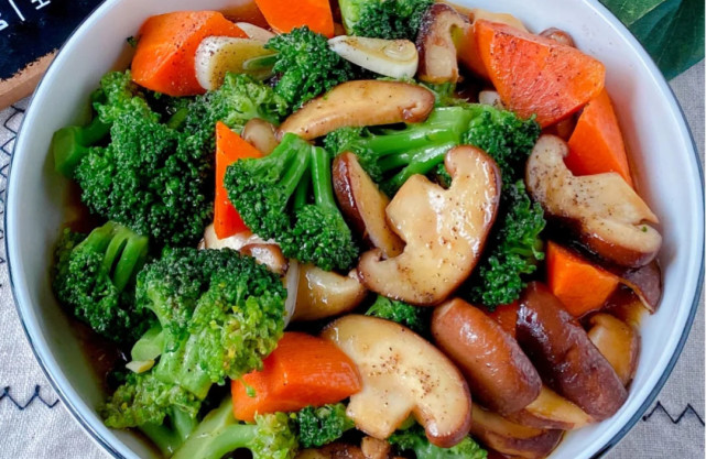 每日食谱|减肥人群的健康午餐——香菇西兰花