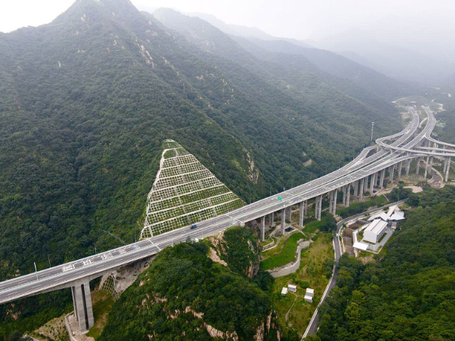 京礼高速华北第一高陡边坡完成修复小海陀山下再现葱绿