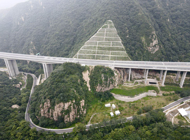 京礼高速华北第一高陡边坡完成修复小海陀山下再现葱绿