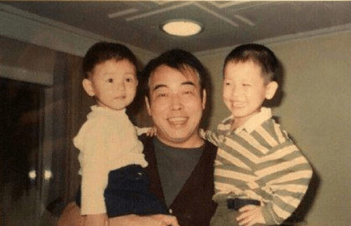 陈凯歌69岁生日，陈飞宇晒童年照为父亲庆生，父子同框好温馨