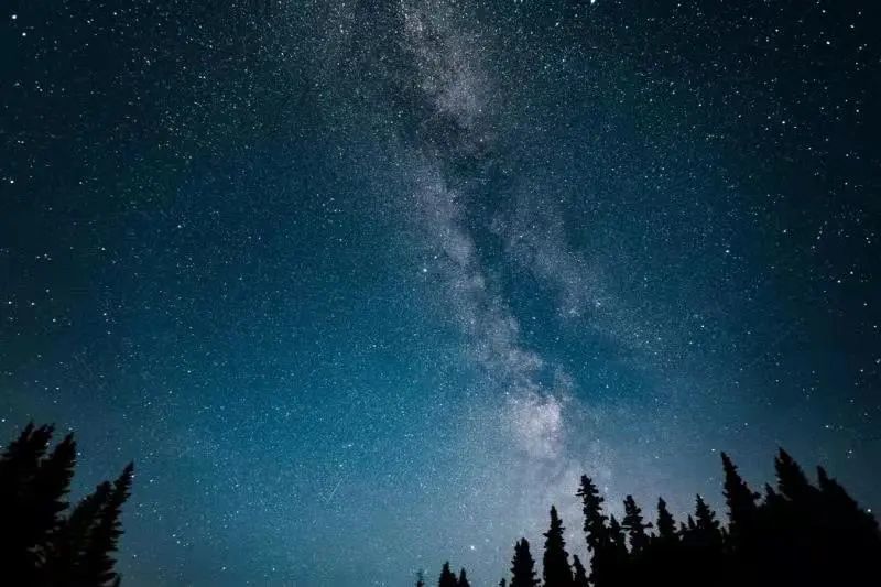 每小时100颗来自遥远星河的流星 以每秒58千米的速度坠落地球 如果在