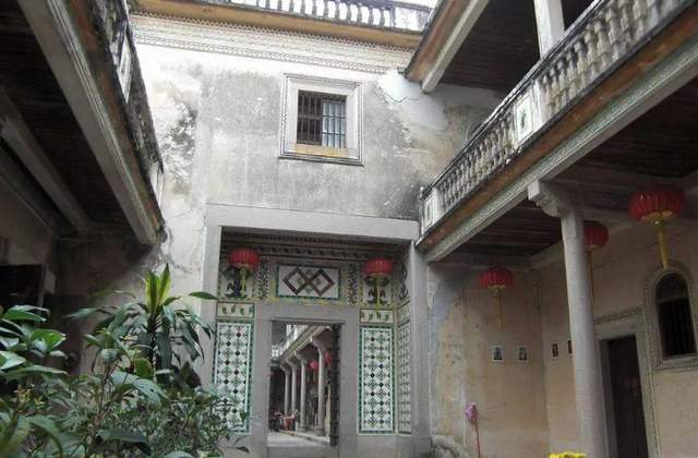 汕头一富商豪宅,素有"岭南第一侨宅"之誉,用十几种进口瓷砖铺地