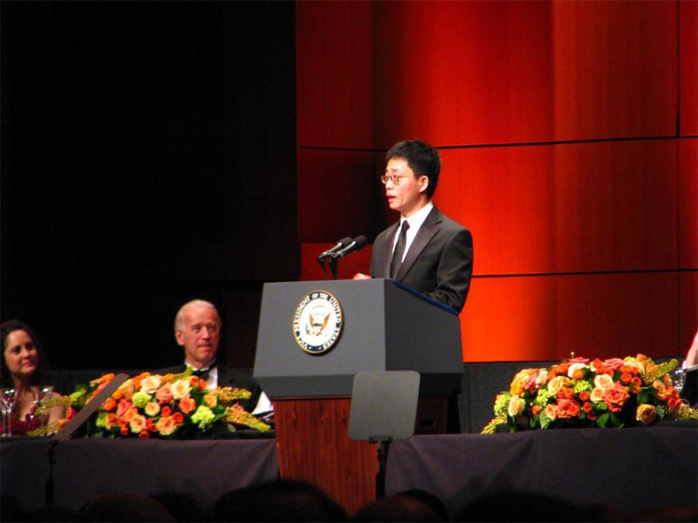 他曾在白宫讲脱口秀调侃拜登如今屈尊脱口秀大会与后辈同台