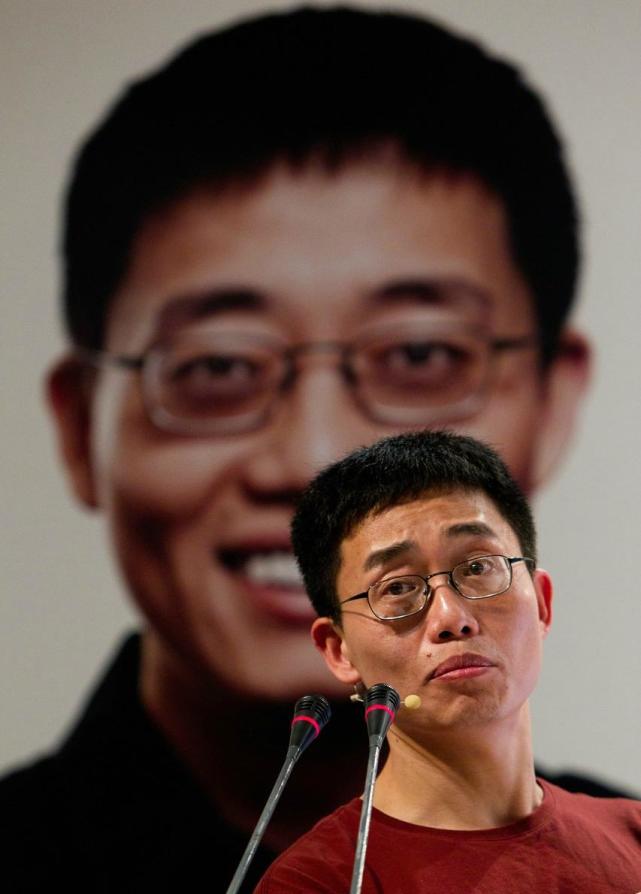 他曾在白宫讲脱口秀调侃拜登如今屈尊脱口秀大会与后辈同台