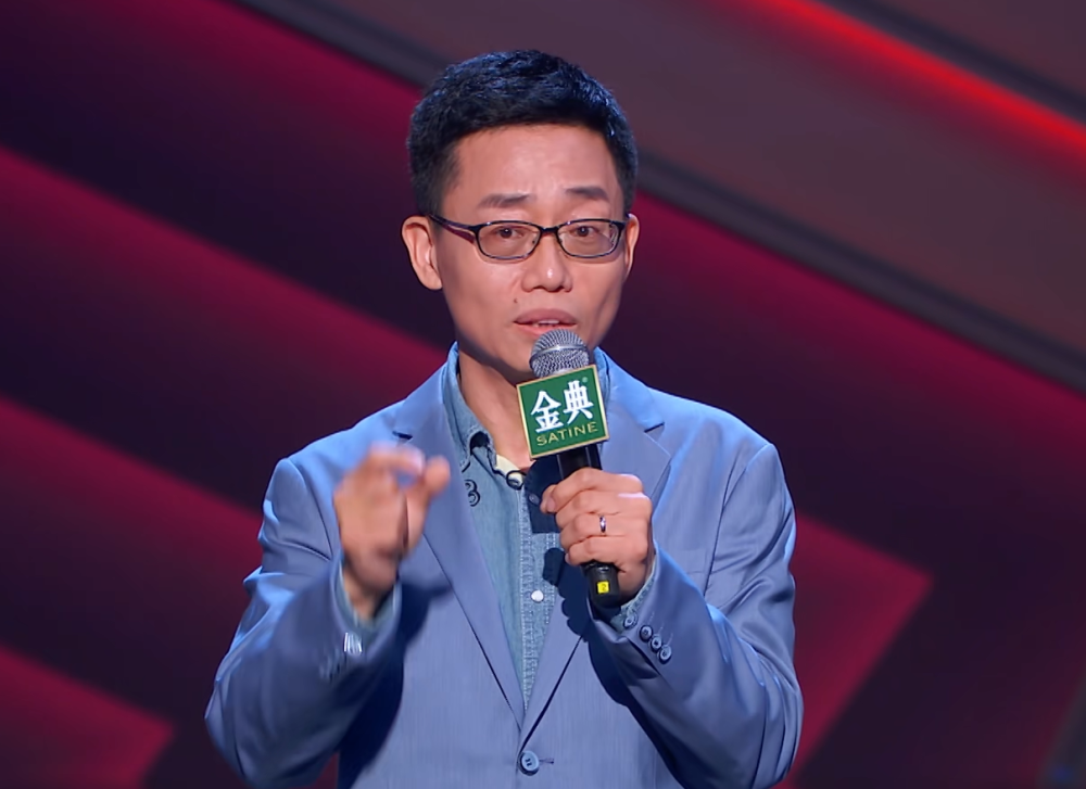 他曾在白宫讲脱口秀调侃拜登如今屈尊脱口秀大会与后辈同台