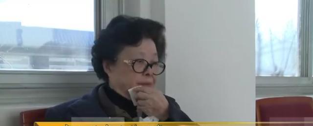 张万年上将妻子钟佩昭综合军网的消息来看,张万年上将二女儿张莉,三