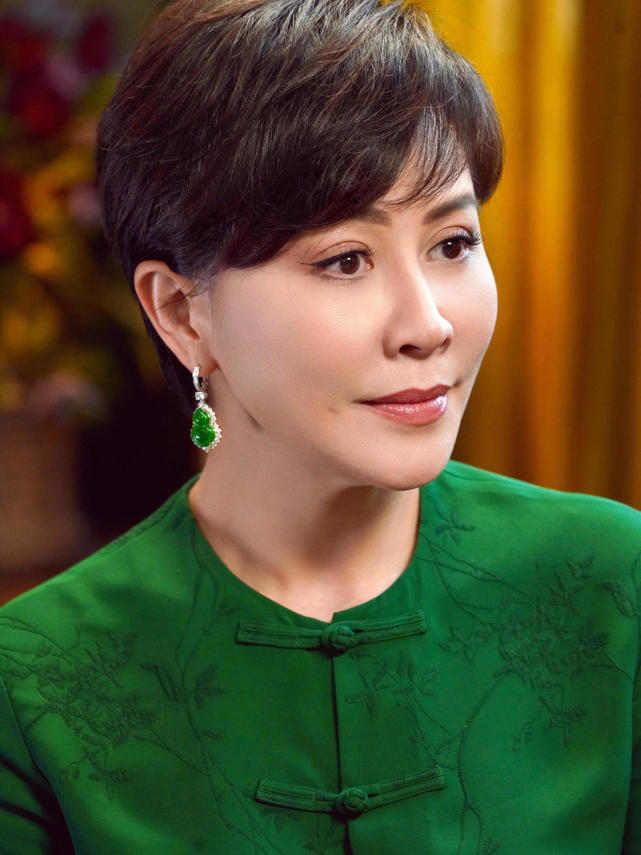 刘嘉玲55岁了短发配绿色的唐装套装亮相尽显优雅女性的庄重
