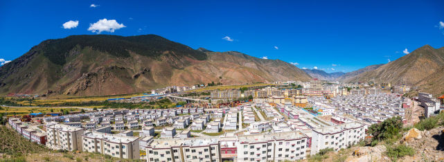 夏日的洛隆县城 (洛隆县广播电视台供图) 新华社发新华社在1951年11月