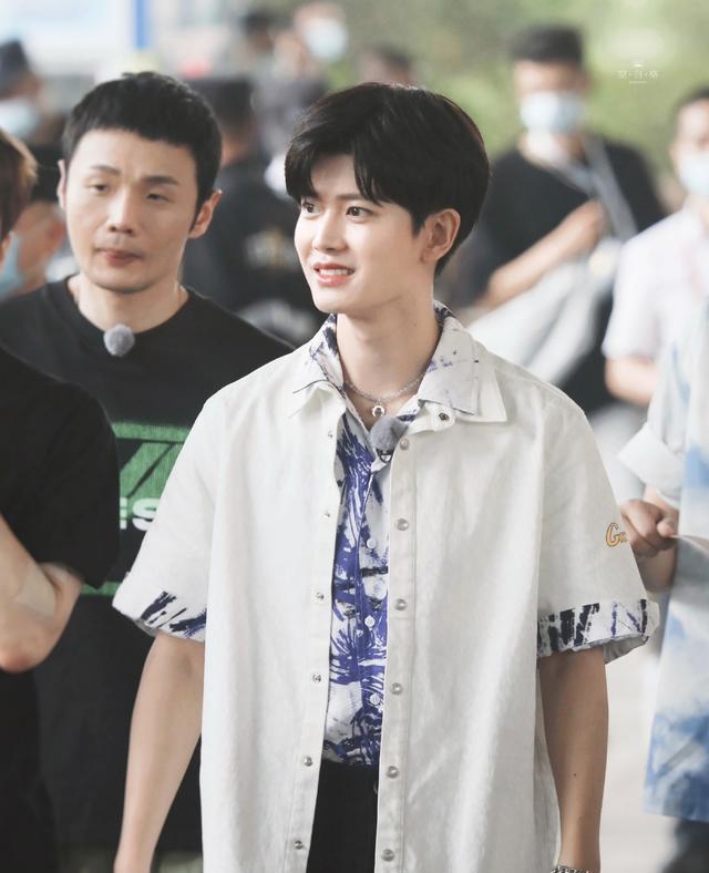 任嘉伦综艺花絮快乐来袭灿如阳光野蛮生长