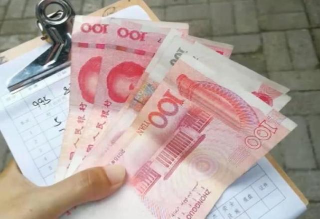 8月7号9时许,在重庆万州区的10路公交车上,有后排乘客捡到500元现金