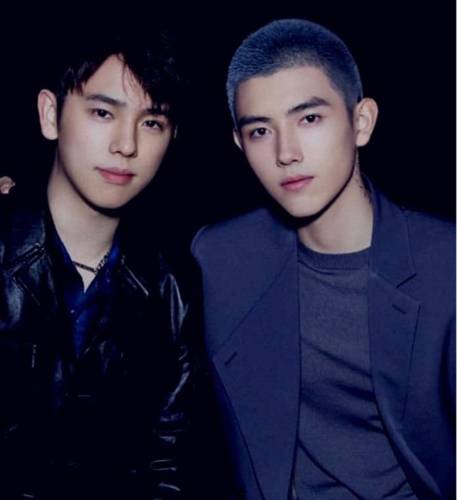 陈雨昂的身高没有弟弟高,但两兄弟的长相还是遗传到了妈妈陈红的美貌