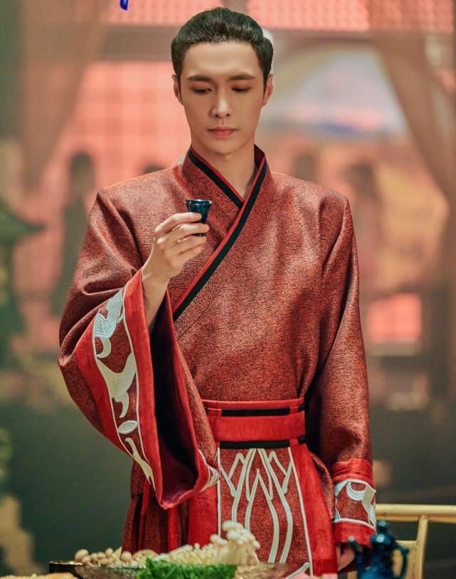 张艺兴古装高马尾造型,一袭红衣登场,不愧是核兴武器|张艺兴