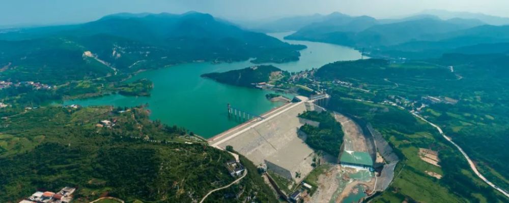 小南海水库有序泄洪 杨其格摄