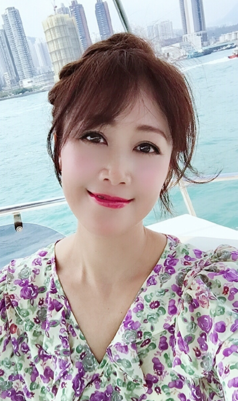 51岁梁小冰的状态真好,穿露背亮片裙秀出好身材,没有一丝赘肉