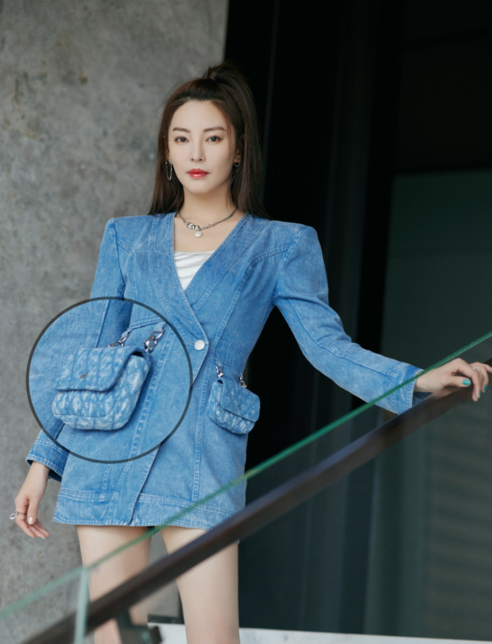 张雨绮穿上正装秒变"央视脸",端庄中还有温柔妩媚,气场全开