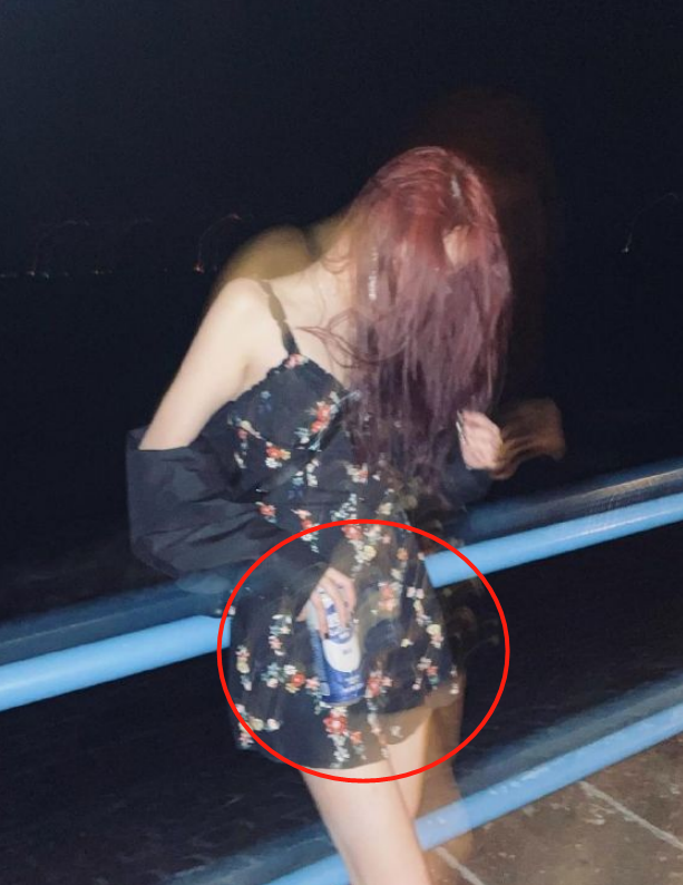 关晓彤手拿酒瓶现身街头身穿吊带裙大长腿惹眼头发汗湿黏一脸