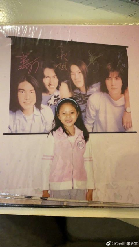 宋妍霏晒合照为言承旭加油 大喊:"阿寺冲啊!
