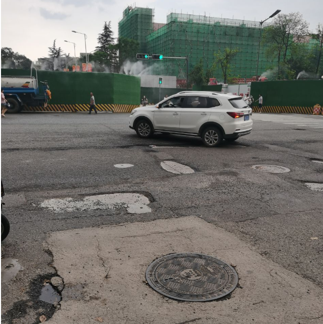 (圖源網友 十里店路和二仙橋北二路的路口)針對網友反饋的問題,成都城