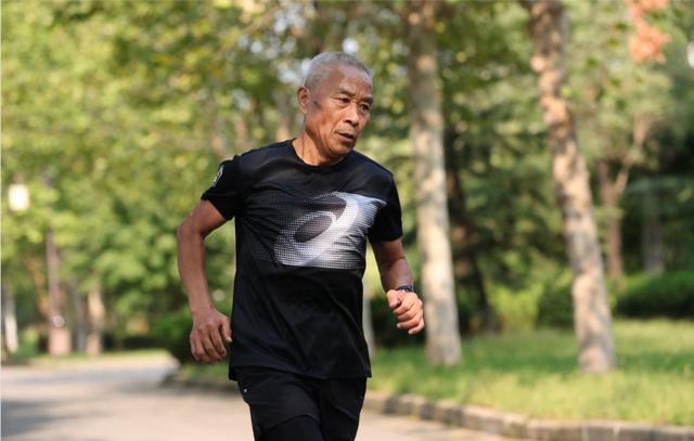 62岁大爷每天晨跑4公里,坚持了半年,结果怎么样?