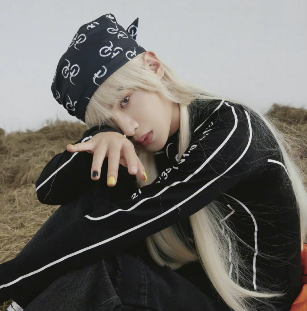 黄明昊八月封面新鲜出炉,银色长发"雌雄莫辨",宛如漫画中少年_腾讯