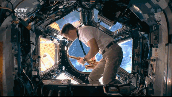 法国最帅宇航员在太空吹萨克斯,有趣灵魂最迷人!