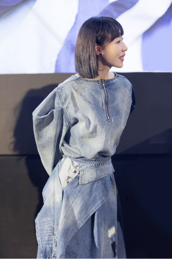 在他乡女主任素汐整容式穿搭展现气质时尚中透露温柔