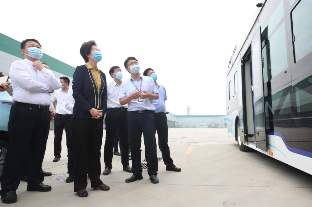 在雷丁秦星汽車,衛華詳細瞭解氫能源公交車性能以及市場情況,強調要