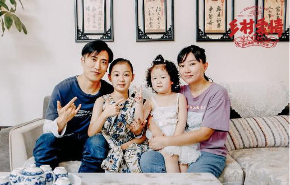 蒋依杉走红后,在拍摄《老兵》时,认识了丈夫王龙.