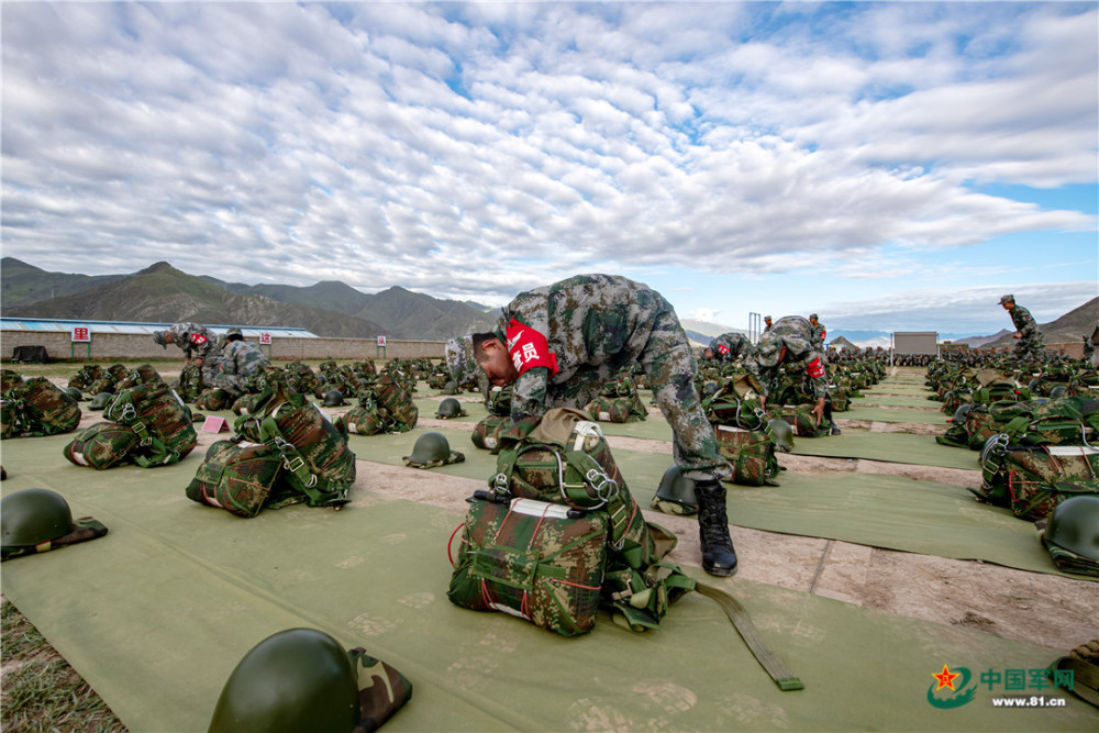 神兵天降美如画西藏军区某陆航旅协同特战队员开展伞降训练