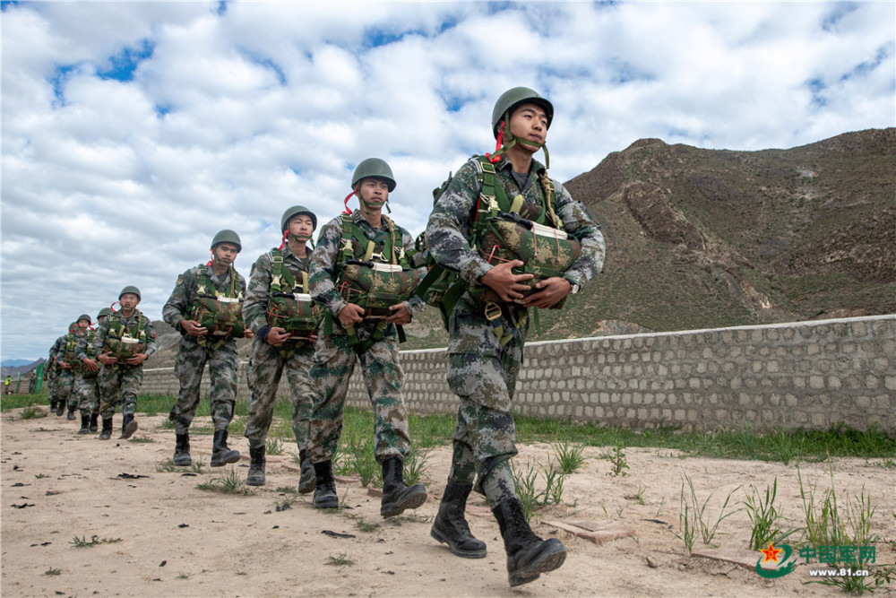 神兵天降美如画西藏军区某陆航旅协同特战队员开展伞降训练