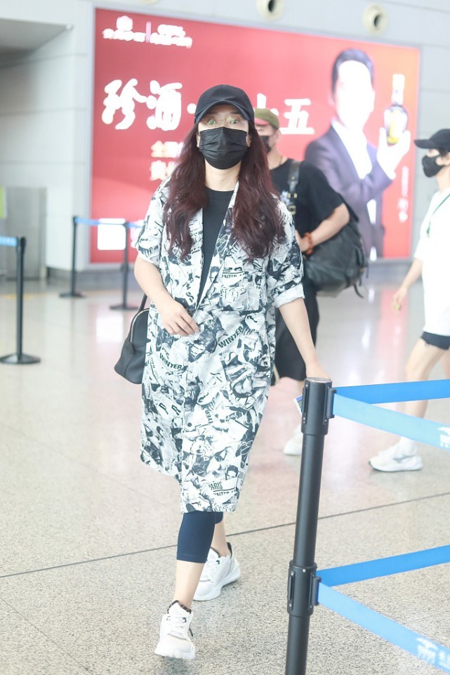 杨魏玲花的私下穿搭挺时尚素颜配发带活力十足紧跟潮流趋势