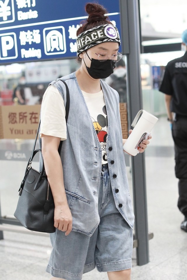 杨魏玲花的私下穿搭挺时尚素颜配发带活力十足紧跟潮流趋势