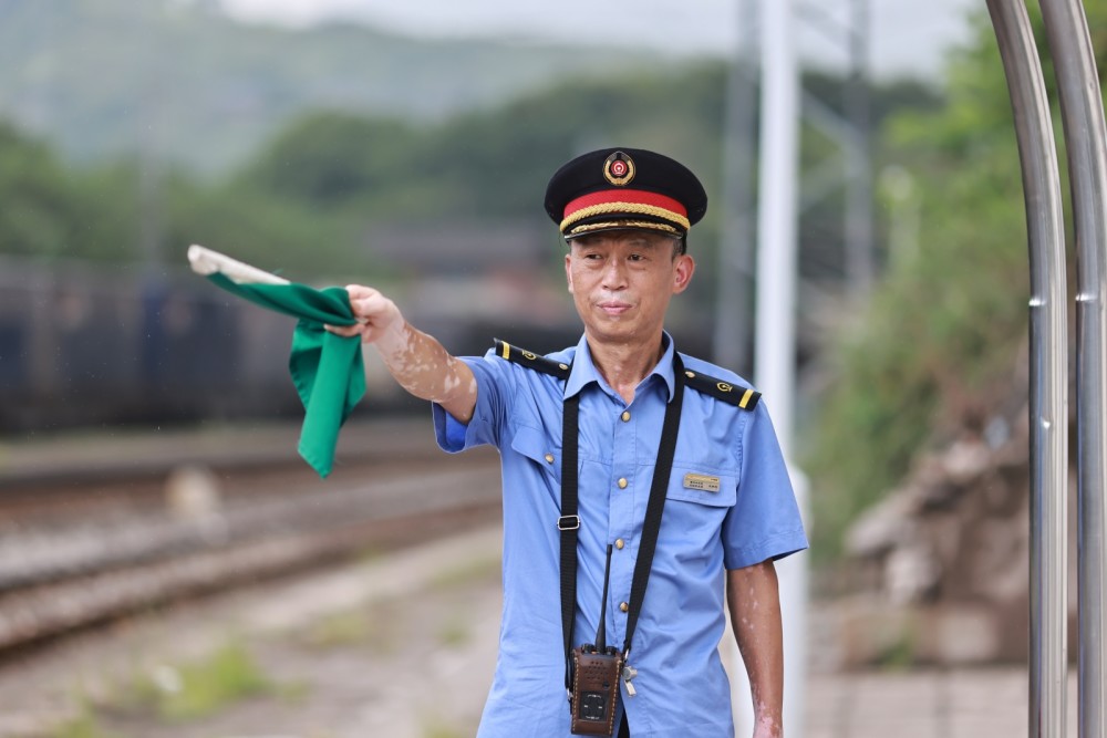 现在,三江站调车组的中年职工,几乎都是王明利的徒弟,年轻职工都是他