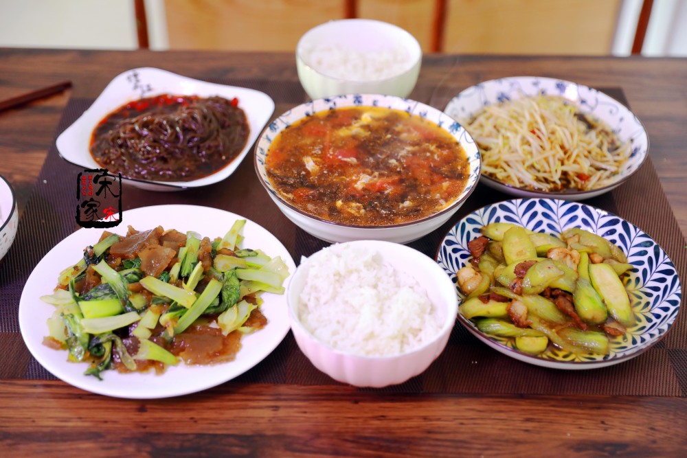 一家4口的午餐1小时搞定 酸辣解暑食欲足 5个菜成本才10元 腾讯新闻